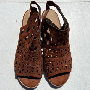 American eagle sandals. Size 9w